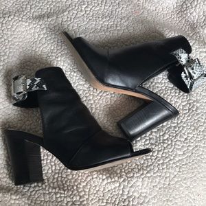 Andrew Stevens open toed Shoeties